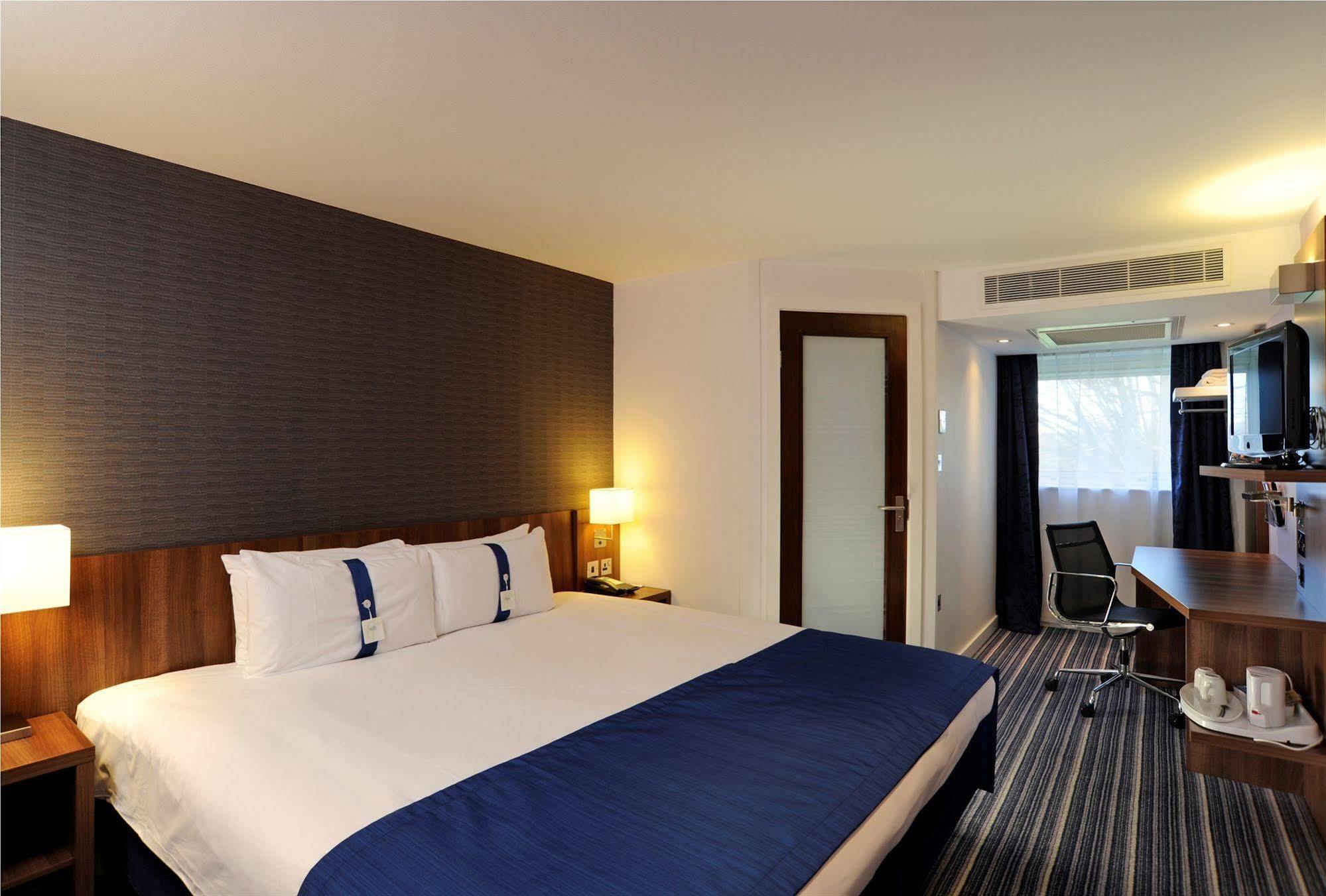 Holiday Inn Express Crewe, An Ihg Hotel מראה חיצוני תמונה