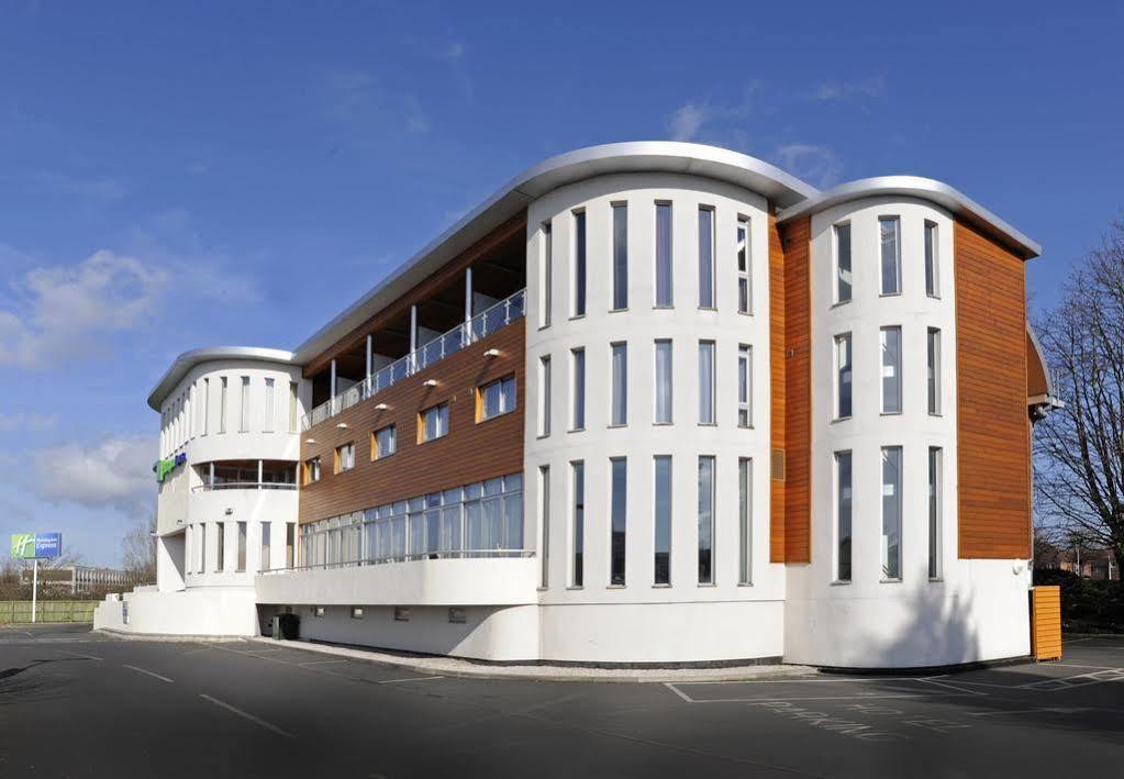 Holiday Inn Express Crewe, An Ihg Hotel מראה חיצוני תמונה